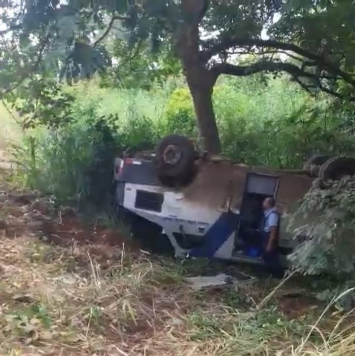 Após colidir com motocicleta, carro-forte tomba no município de Montes Altos