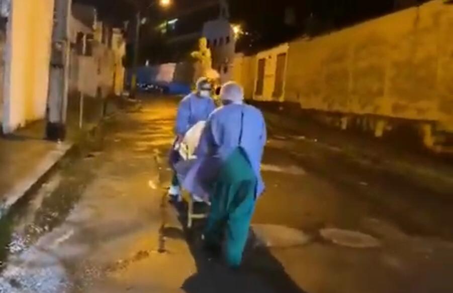Cadáver de homem com suspeita de coronavírus é transportado em maca pelas ruas de São Luís