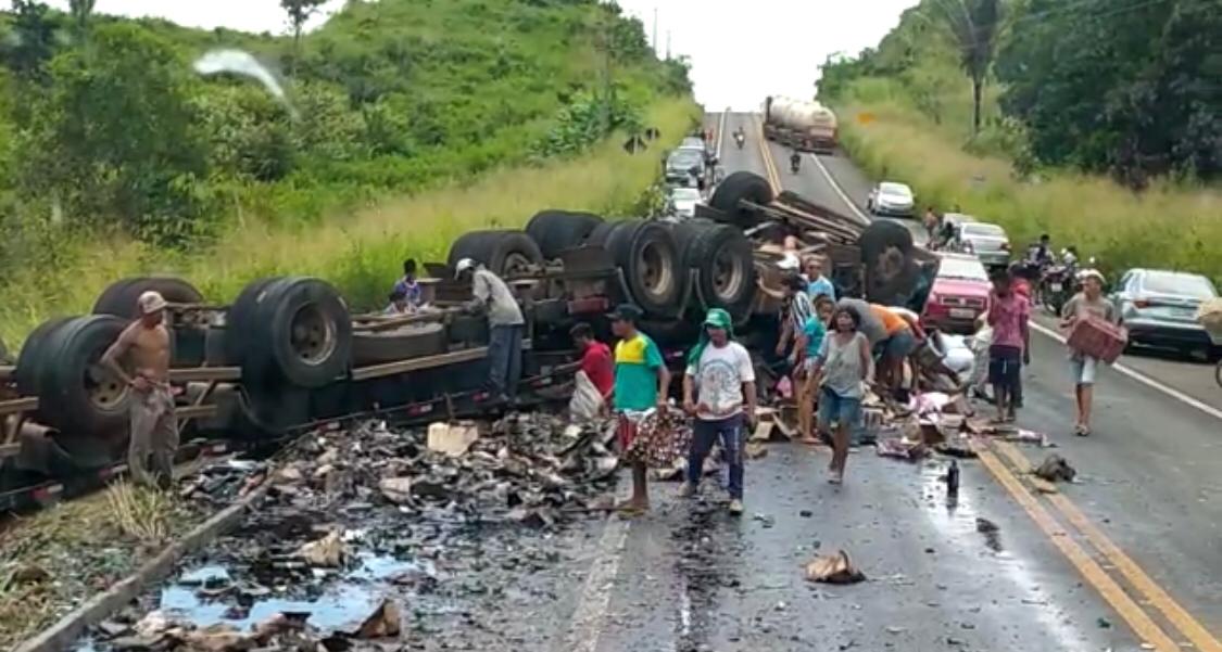 Condutor de carreta morre na BR-222 e carga transportada é saqueada pela população