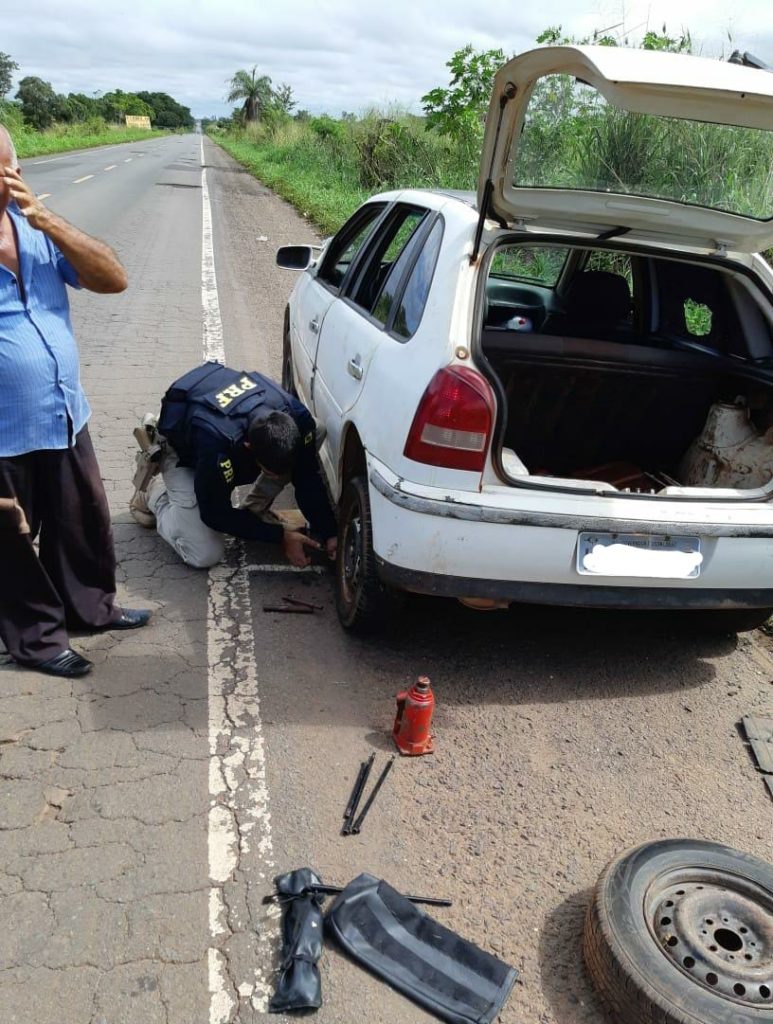 PRF ajuda idoso que teve pneu do seu veículo furado na BR-010