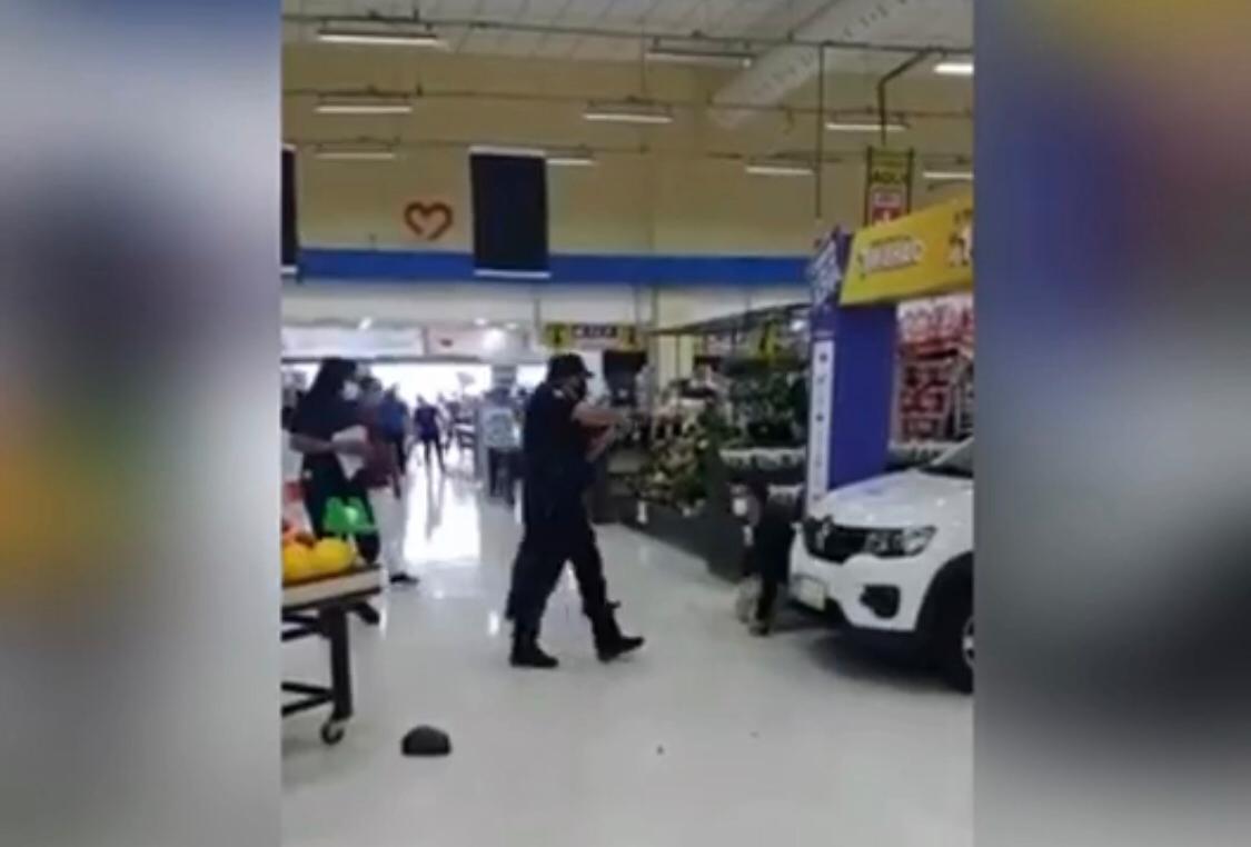 VÍDEO: Homem surta e quebra carro de sorteio do Supermercado Mateus em São Luís