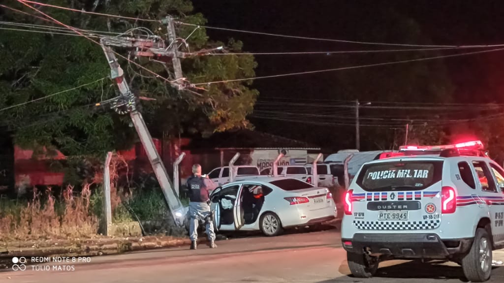 Veículo colide em poste e deixa bairros sem energia elétrica em Pedreiras no MA