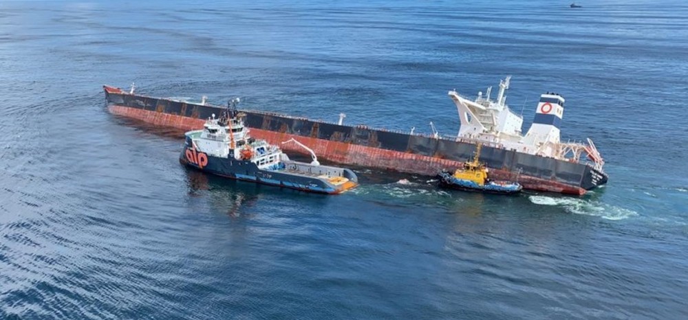 Marinha confirma início da operação para retirada de minério de navio encalhado na costa do Maranhão