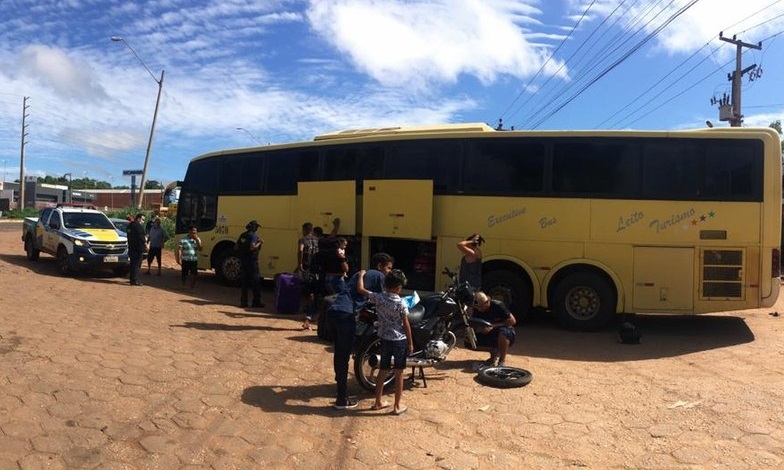 Ônibus fura barreira de prevenção contra o coronavírus em Estreito no Maranhão