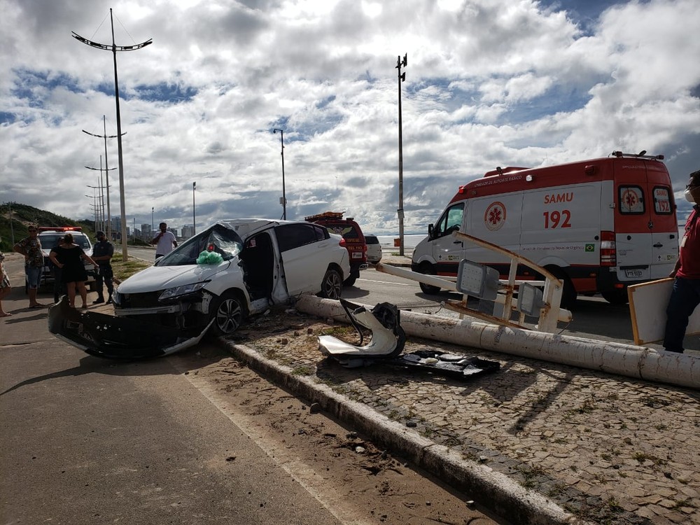 Motorista bate em poste e fica presa às ferragens em São Luís