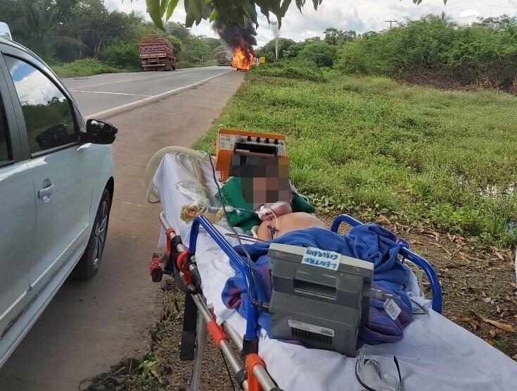 VÍDEO: Ambulância pega fogo e por muito pouco criança não morre carbonizada no MA