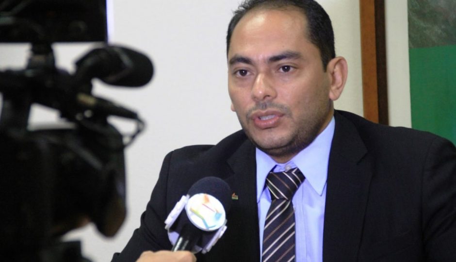 Ministério Público dá 24 horas para Assis Ramos se explicar sobre reabertura do comércio