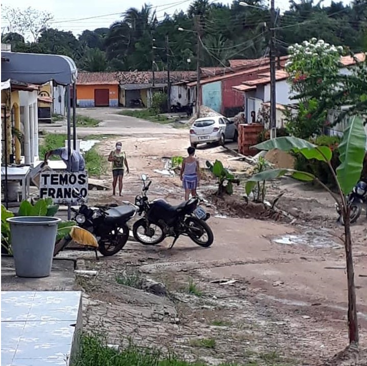 Moradores plantam bananeiras em buracos nas ruas de Araguanã no Maranhão