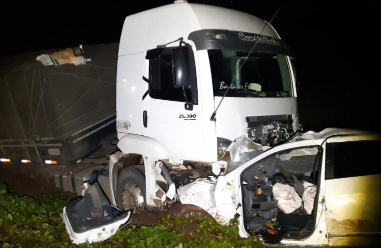 Colisão entre carro e caminhão deixa duas pessoas mortas na BR-316 em Timon