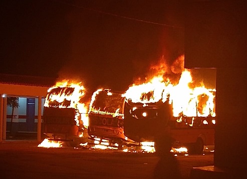 Frota de ônibus escolares pegam fogo em pátio da prefeitura de São José dos Basílios