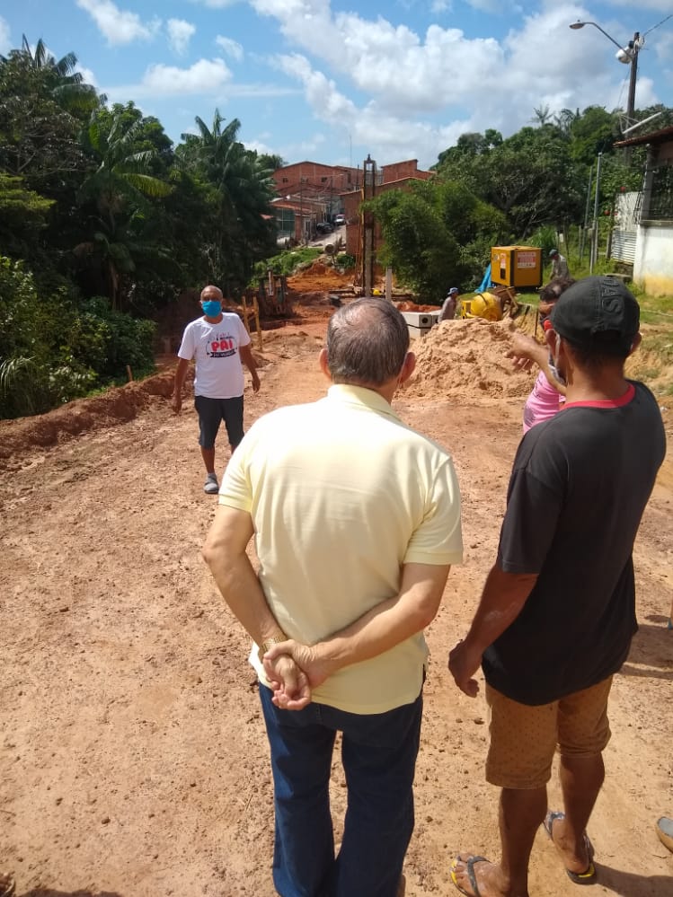 Chico Carvalho fiscaliza construção de ponte no Recanto Verde