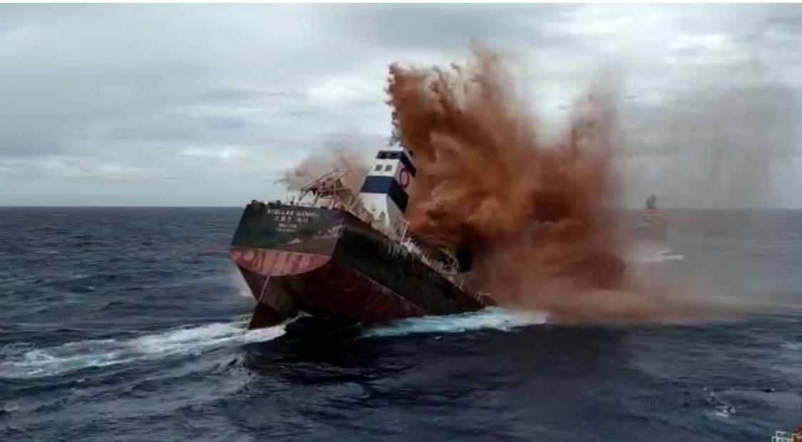 Vídeo mostra momento exato que navio é afundado na costa do Maranhão