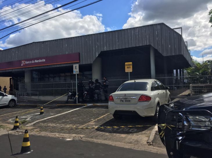 Gerente é feito refém e agência bancária é assaltada em Caxias