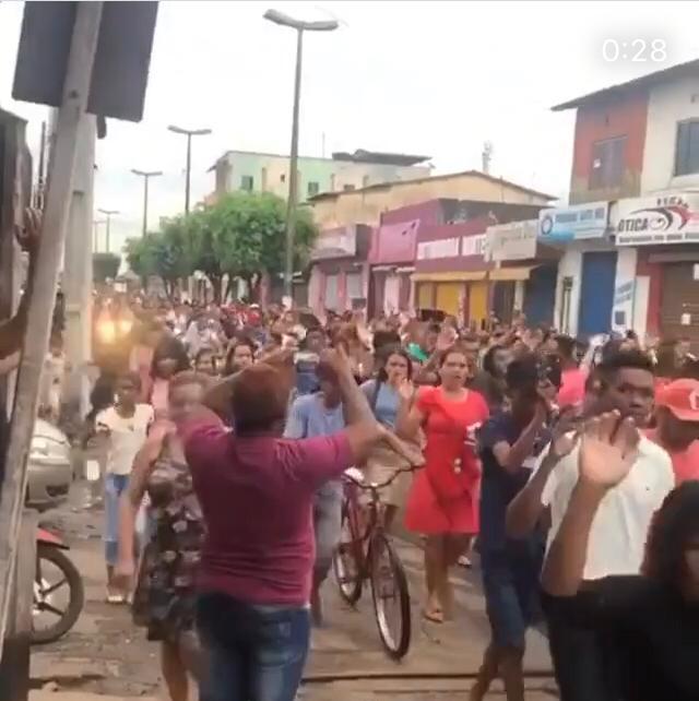 Moradores realizam passeata contra o coronavírus e queimam máscaras no Maranhão