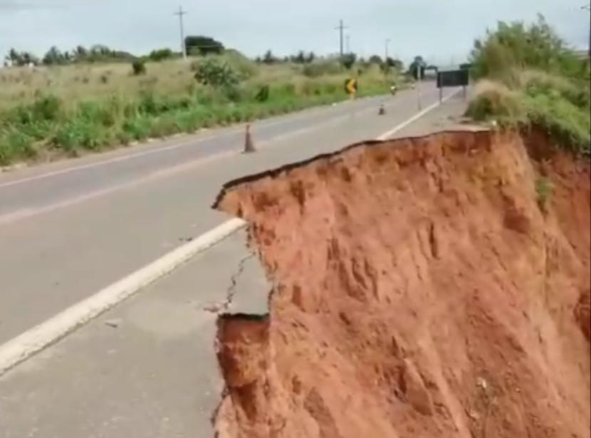 Enorme cratera na BR-222 em Buriticupu já causou morte e acidentes