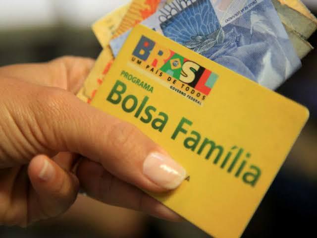 Integrantes do Bolsa Família começam a receber 3ª parcela de auxílio