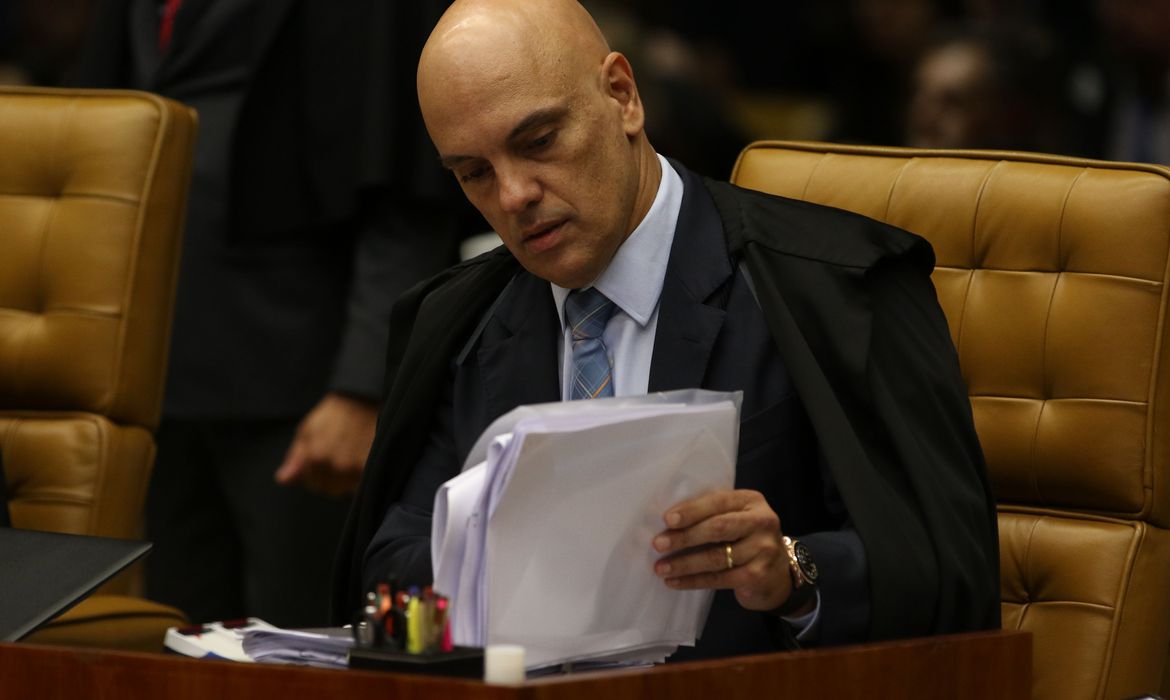 Ministro do STF manda governo Bolsonaro divulgar dados totais de Covid-19