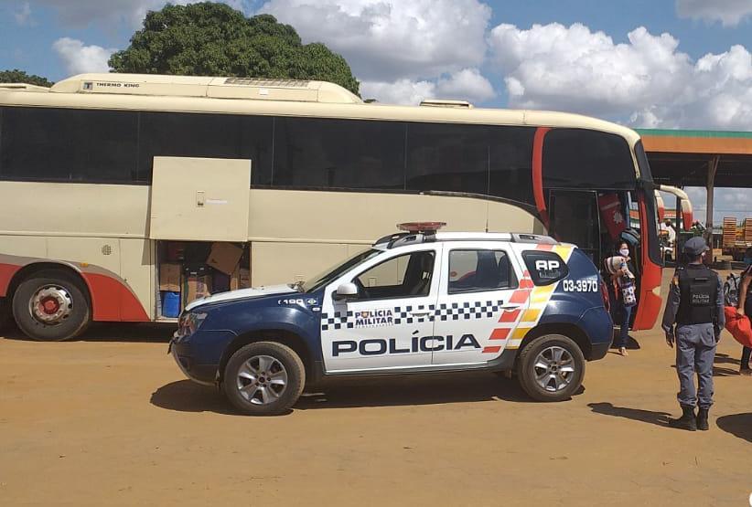 Ônibus sem documentação fazendo transporte de 35 pessoas para Maranhão é apreendido no MT