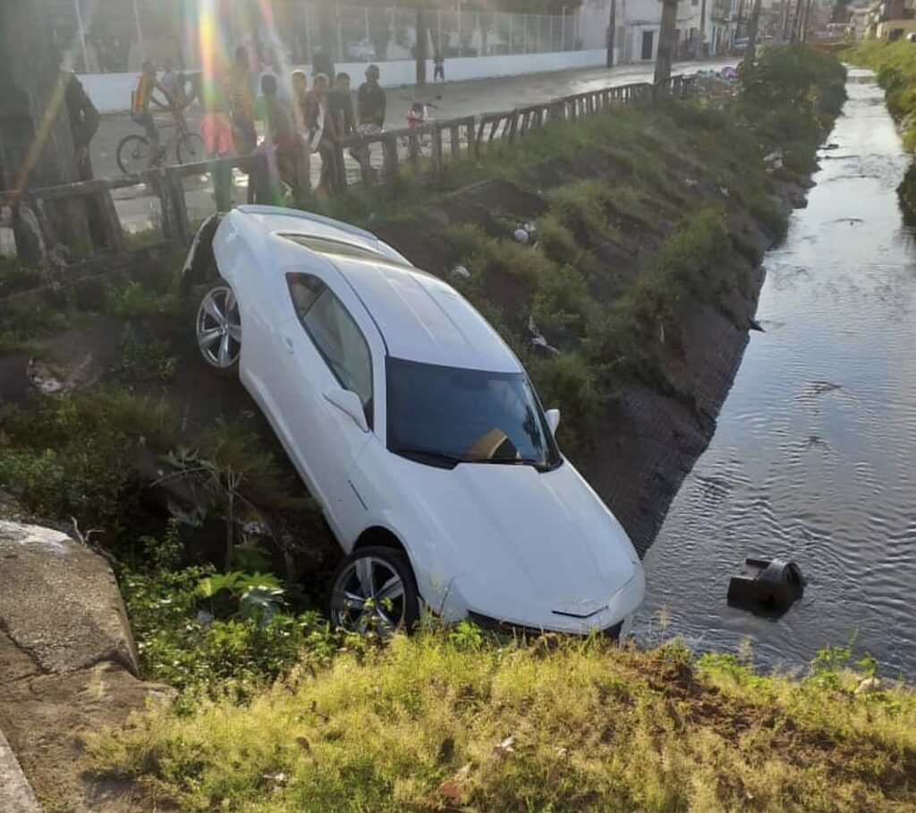 Motorista perde controle de Camaro e cai dentro de esgoto em São Luís