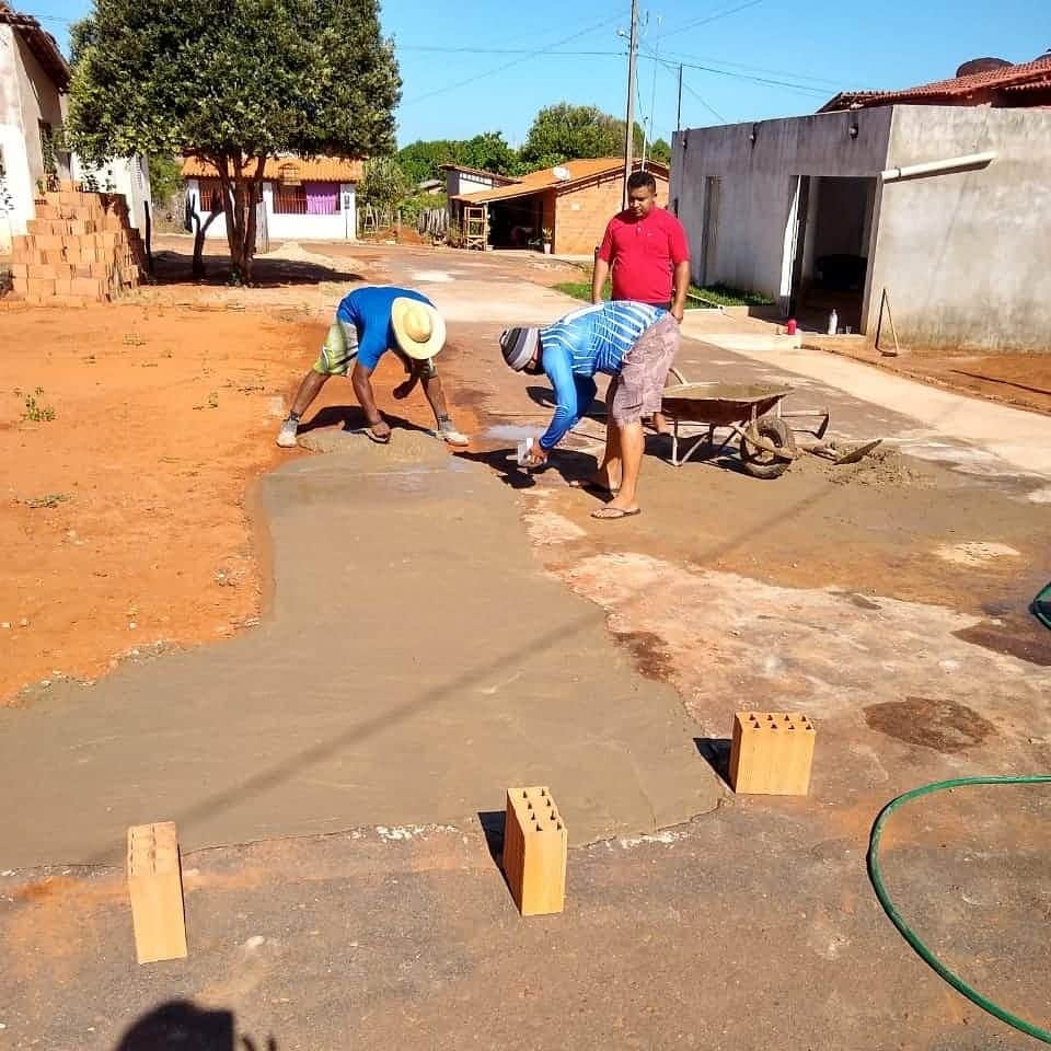 Cansados de esperar, moradores compram cimento para pavimentar rua em Montes Altos no MA