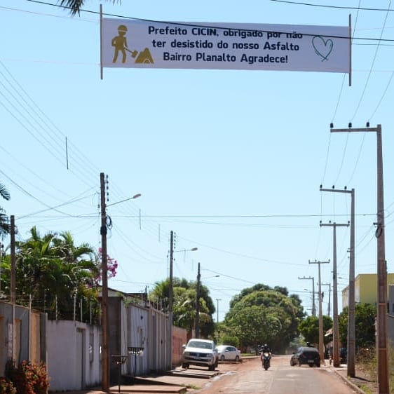 População coloca faixa de agradecimento ao prefeito Cicin após início da pavimentação em bairro de Estreito