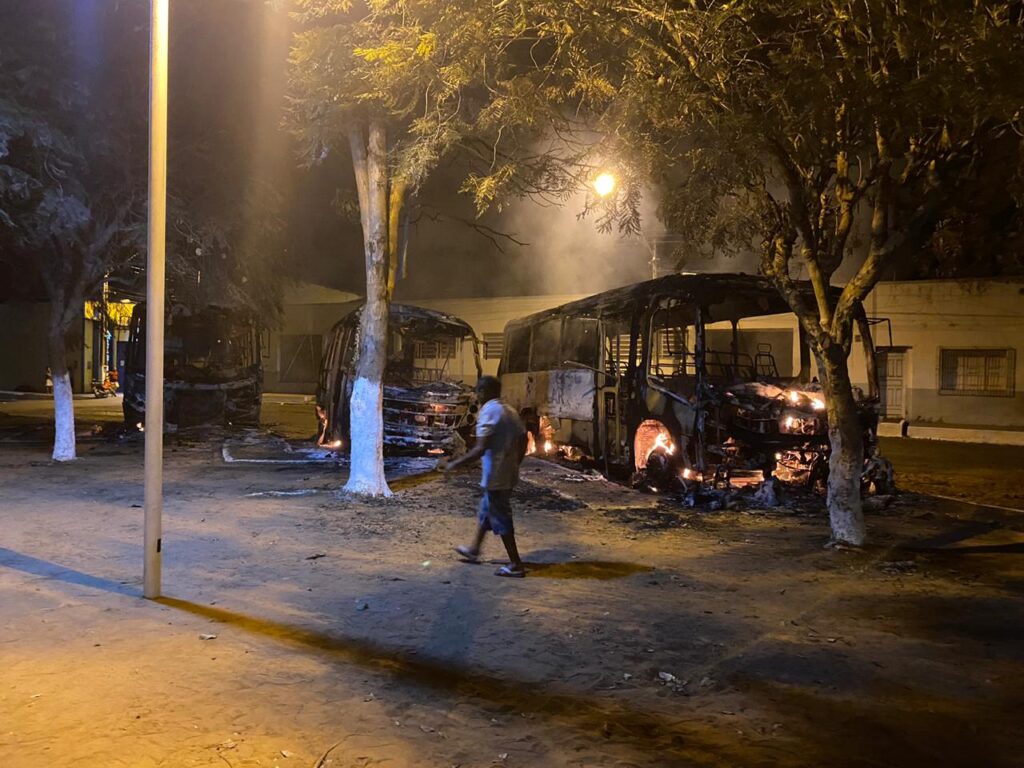 Homem é preso após incendiar três ônibus escolares em Fortuna, no Maranhão