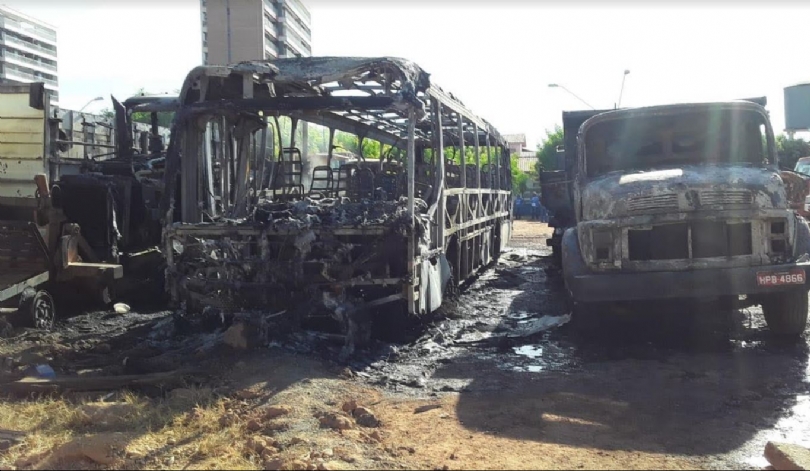 Caçambas, ônibus e máquina da Prefeitura de Imperatriz são alvos de incêndio criminoso