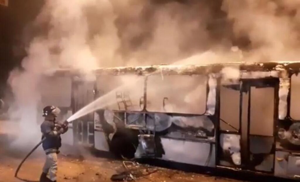 Criminosos incendeiam ônibus em Imperatriz e tentam colocar fogo em uma escola