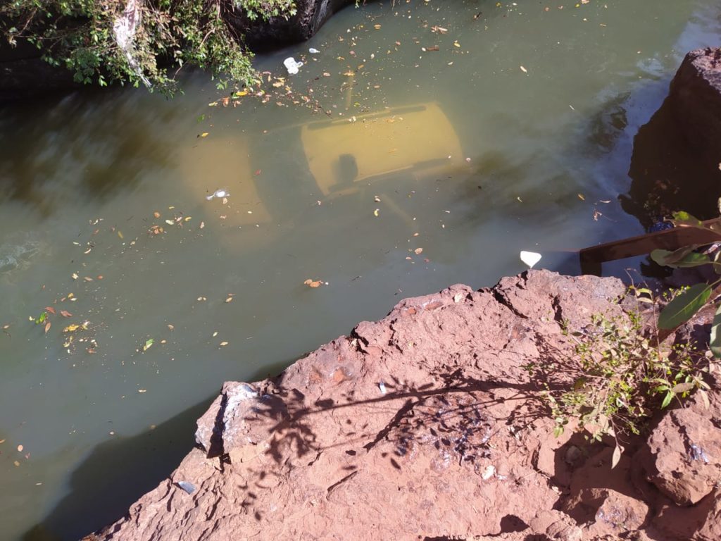 Carro de família que estava indo para o Poço Azul cai dentro de rio no Sul do Maranhão