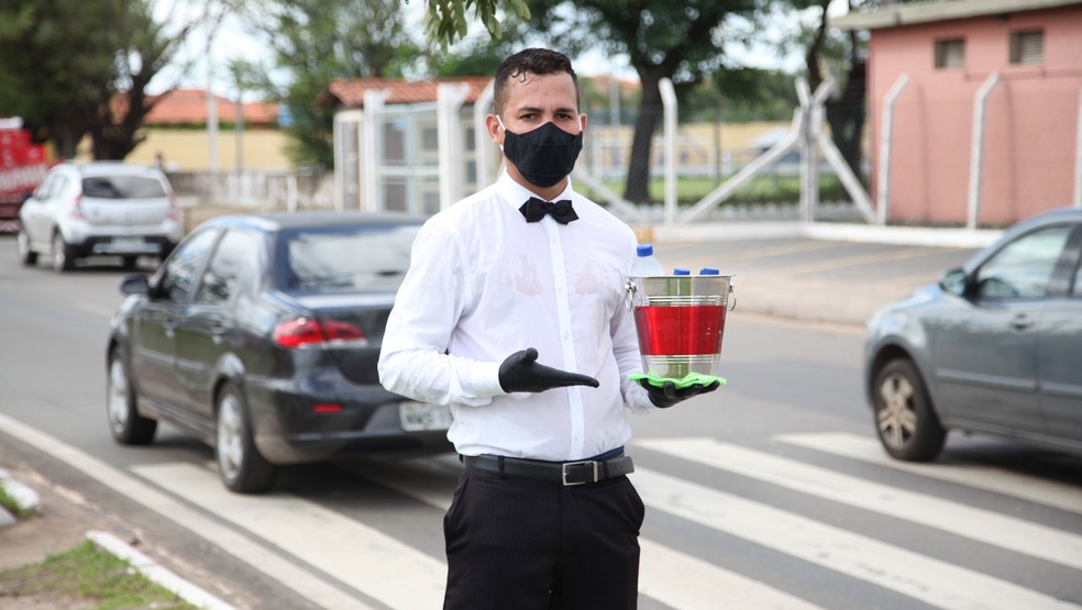 Vestido de garçom, maranhense sustenta família e sonha em comprar casa vendendo água