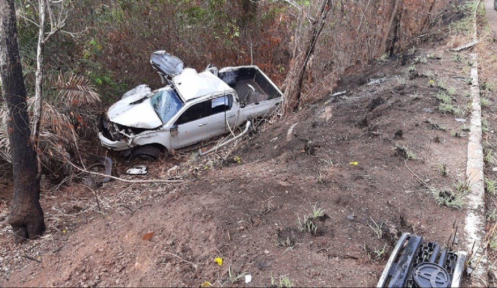 VÍDEO: Após colisão com caminhonete, motorista de carreta fica preso às ferragens entre Governador Edison Lobão e Ribamar Fiquene