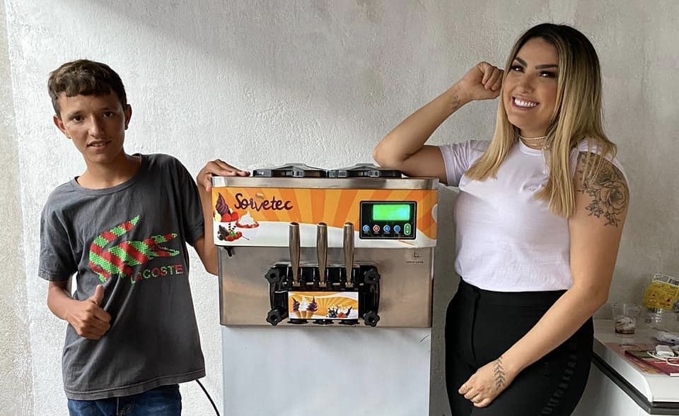 Digital Influencer do Ceará entrega máquina de sorvetes para Adão do Geladinho