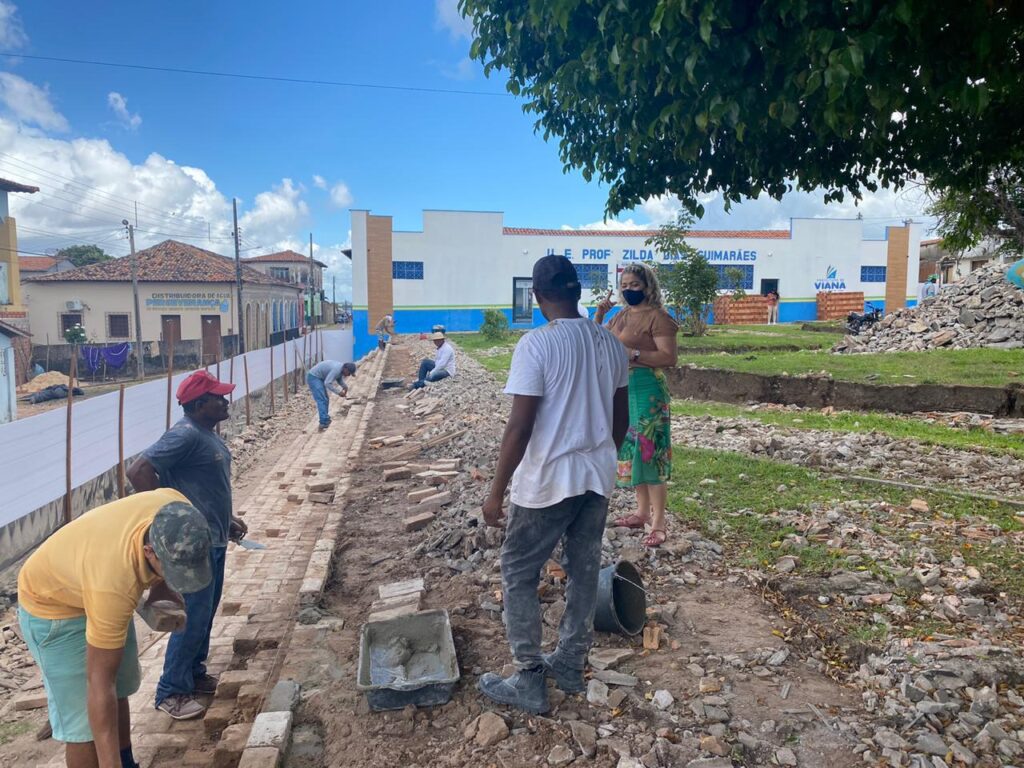 Deputada Mical Damasceno acompanha obra de revitalização de praça no centro de Viana