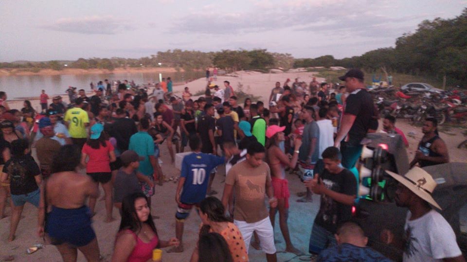 Com quase 2 mil casos confirmados da Covid-19, festa na beira rio gera grande aglomeração em Coelho Neto