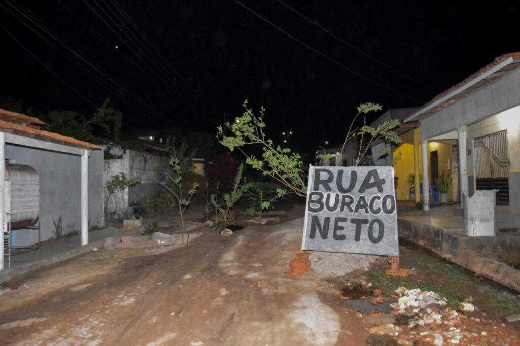 Em protesto, moradores plantam bananeiras em buracos nas ruas de Araguanã no Maranhão