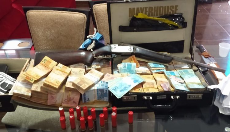 Polícia apreende armas, drogas e mais de R$215 mil durante operação em Dom Pedro