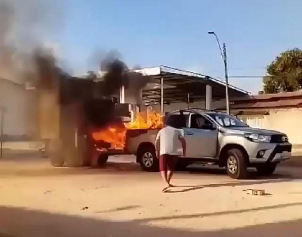 Hilux com mega paredão de som é consumida pelas chamas no interior do Maranhão; veja o vídeo