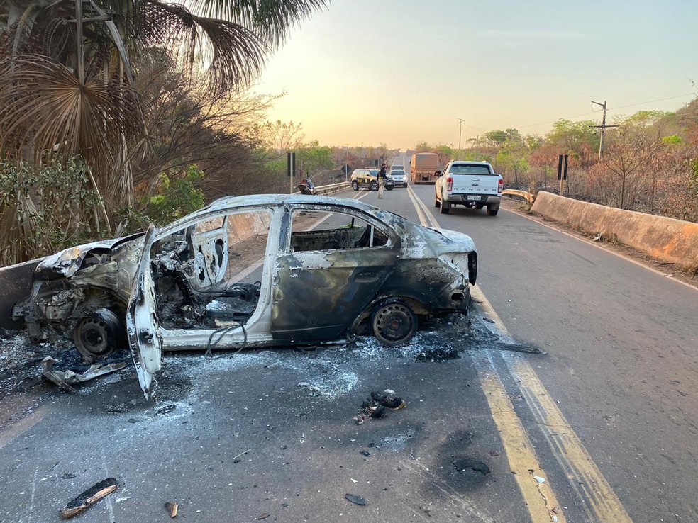 Veículo pega fogo após acidente entre Carolina e Estreito