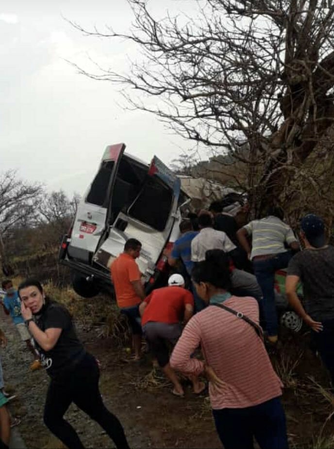 Van com pacientes fica destruída após acidente na BR-222 entre Vitória do Mearim e Arari; mortos e feridos