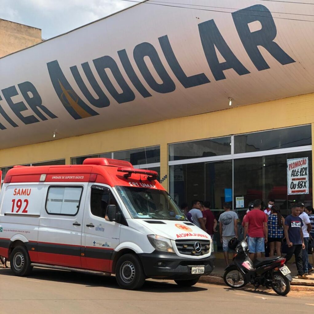 Jovem é morto a tiros dentro de estabelecimento comercial em Estreito