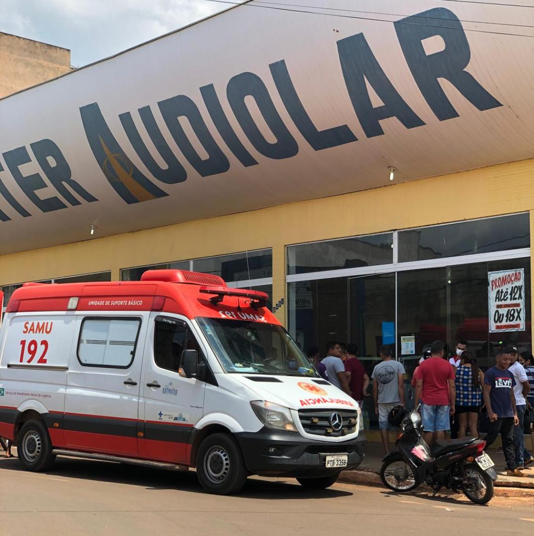 Jovem é morto a tiros dentro de estabelecimento comercial em Estreito