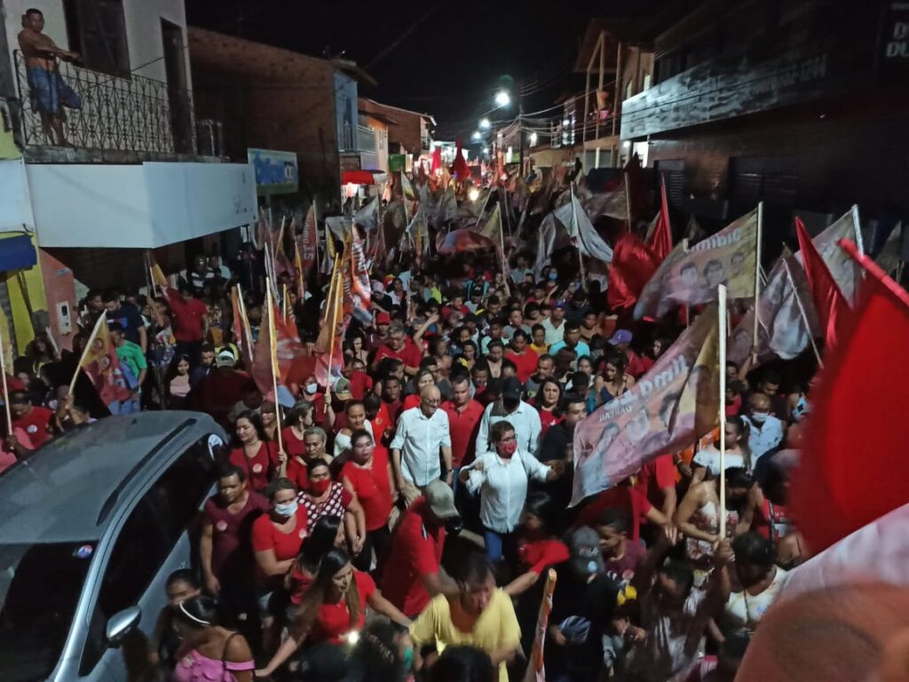 Dídima Coêlho leva multidão durante caminhada em Vitória do Mearim