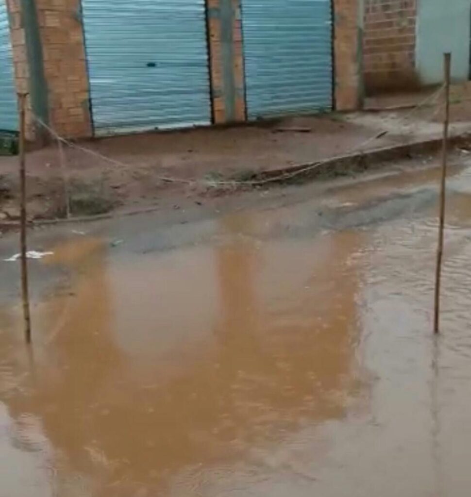 Moradores colocam rede de pescar em buracos nas ruas de Formosa da Serra Negra