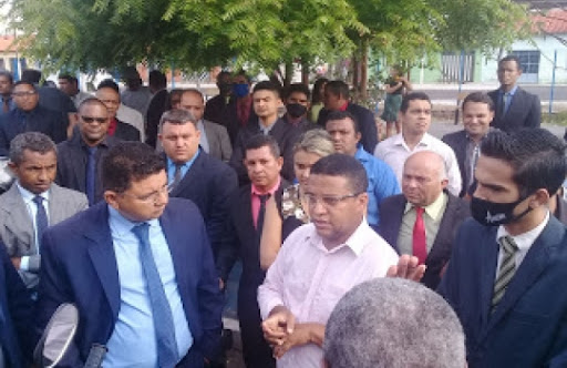 A mando de juíza, pastor é levado para delegacia por realizar culto na rua no Maranhão