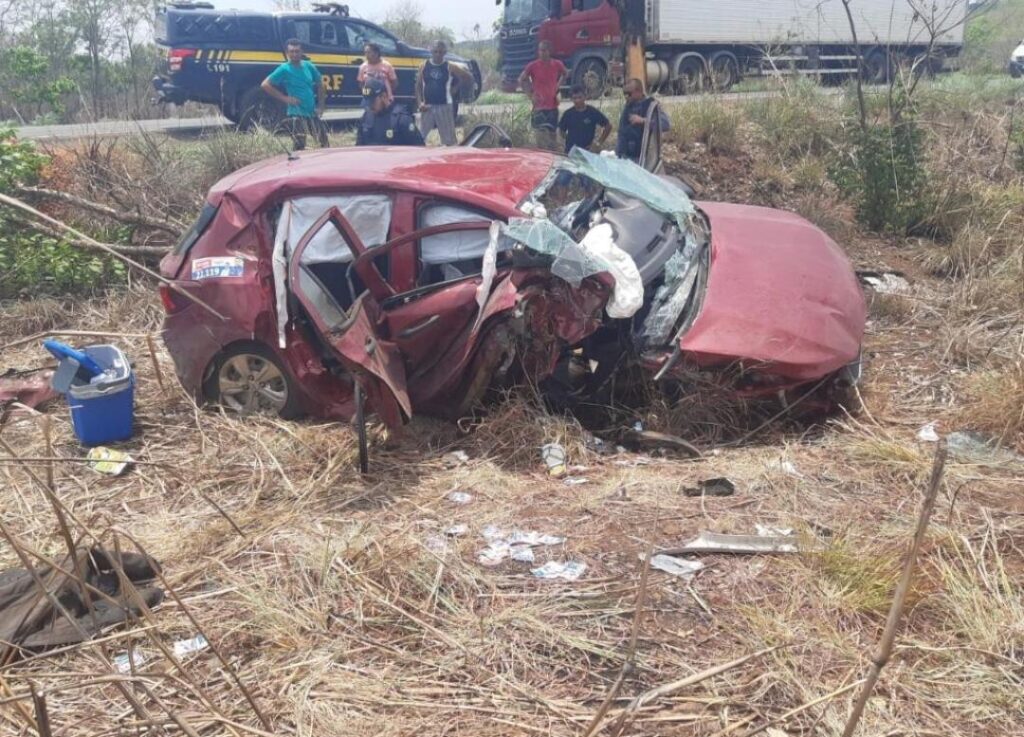 Idosa morre após carro desviar de buraco e colidir com árvore entre Porto Franco e Lajeado Novo