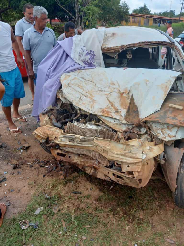 Gravida morre após acidente de carro na BR-222 entre Santa Inês e Santa Luzia