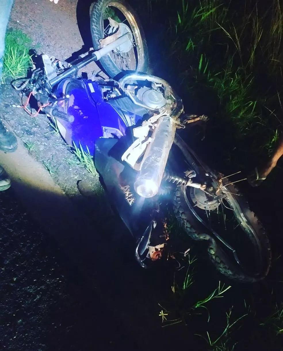 Caminhonete bate em motocicleta e causa morte de mulher na BR-135 em Matões do Norte