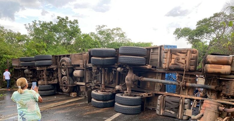 Carreta que transportava outro veículo de carga tomba e interdita a BR-316 em Timon