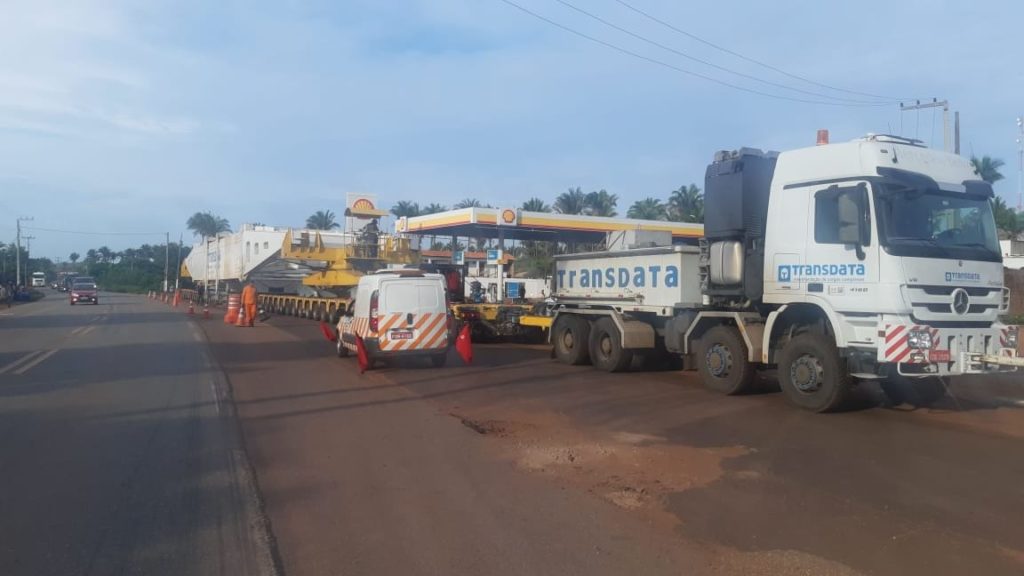 VÍDEO: mega turbina segue em transporte pela BR-135; confira localização