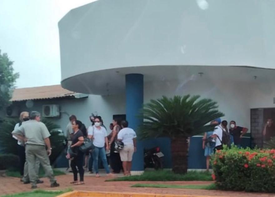 Servidores da Saúde reivindicam salários atrasados na porta da Prefeitura de Estreito